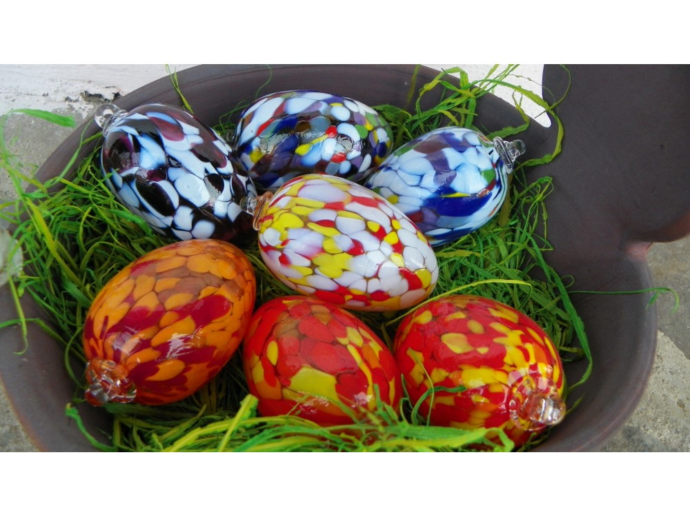 Foukaná skleněná barevná velikonoční vejce.
